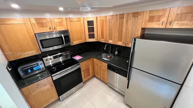 Building Photo - 20500 W Country Club Dr