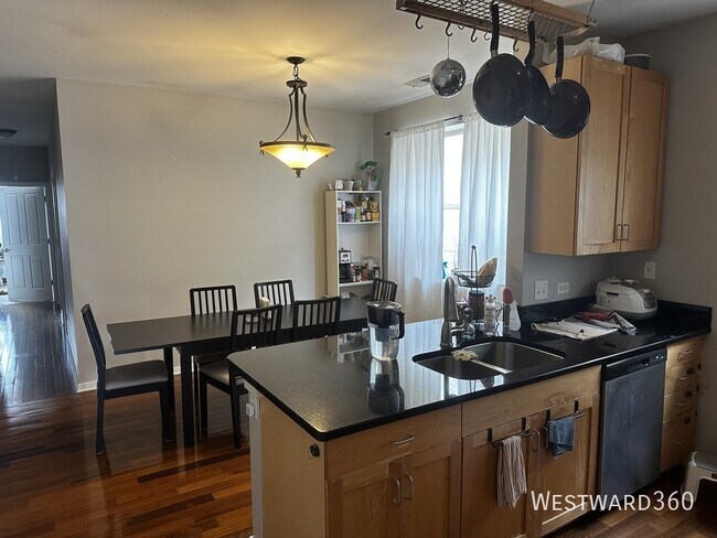 Building Photo - 1121 W Washburne Ave