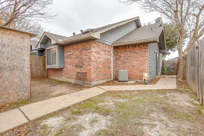 Building Photo - One Side of Very Nice Duplex S Arlington- ...