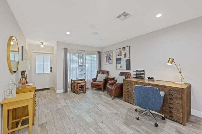 Building Photo - 513 Curlew Rd