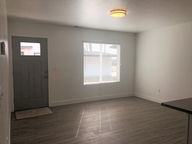 Building Photo - Stunning NEW Duplex in Murray
