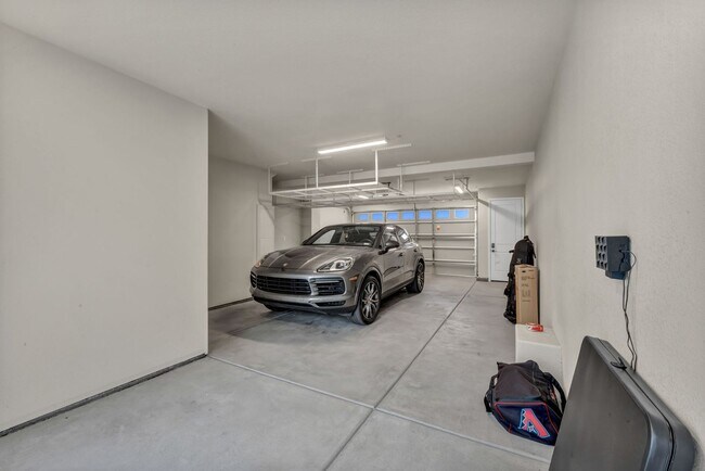Building Photo - Fully Furnished Modern Townhome with utilities included and flexible lease options available