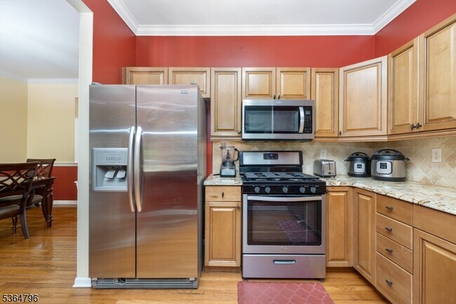 Building Photo - 28 Pinfold Ct