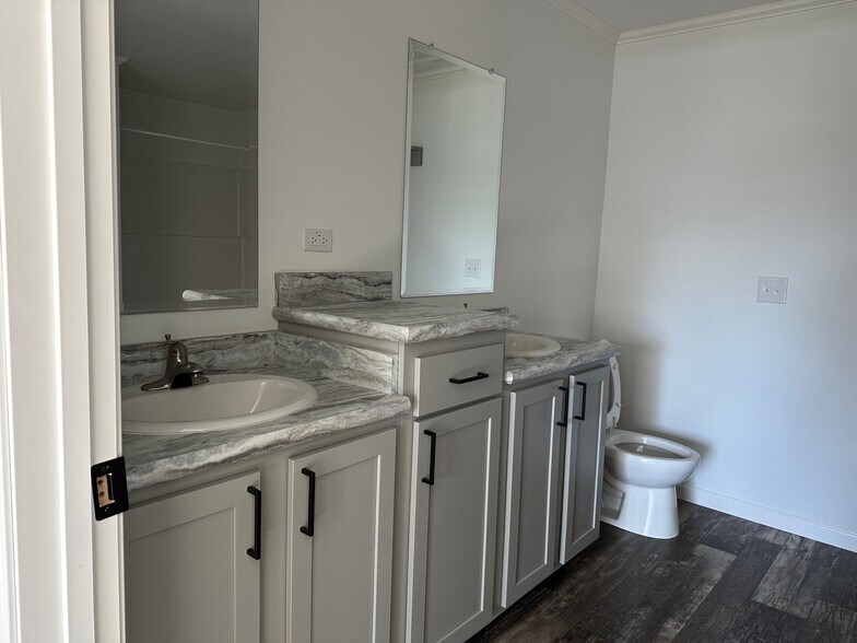 Building Photo - 311 E 36th Pl