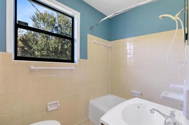 Building Photo - 600 S Oxalis Ave