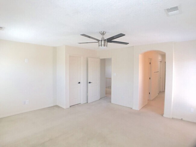 Building Photo - Don't Miss Out! Spacious 3 Bed, 2.5 Bath Home in Los Lunas – Open Layout & Prime Location