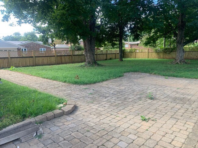 Building Photo - Gorgeous, Updated 3 Bedroom, 2 Bath Ranch ...