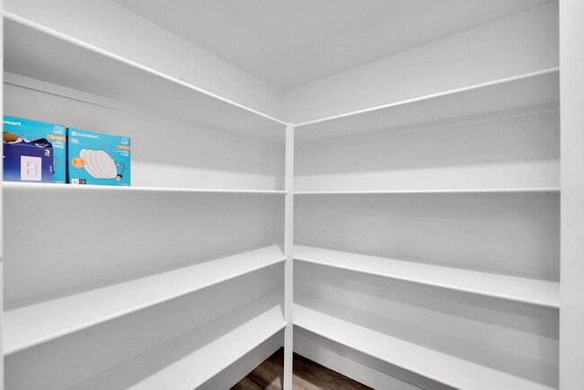 Building Photo - $3,195.00, 5 bed, 2 bath located in Denver