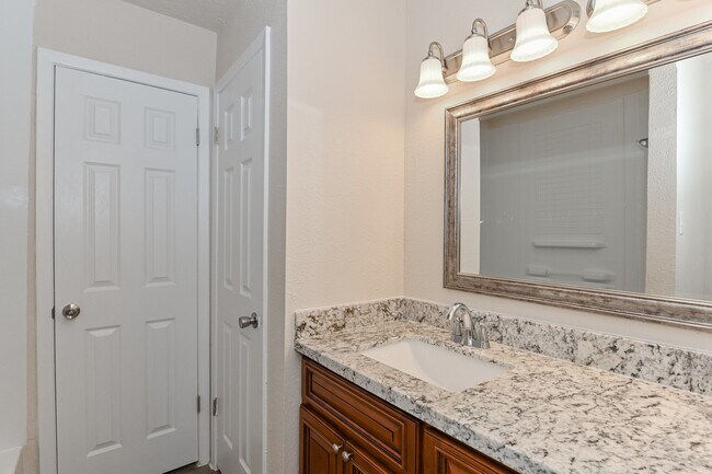 Building Photo - 3 BEDROOM HOUSE FOR LEASE