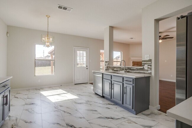 Building Photo - Spacious 4 Bed- 2.5 Bath Rental in the Des...