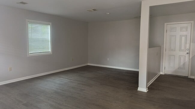 Building Photo - 807 S Chestnut St