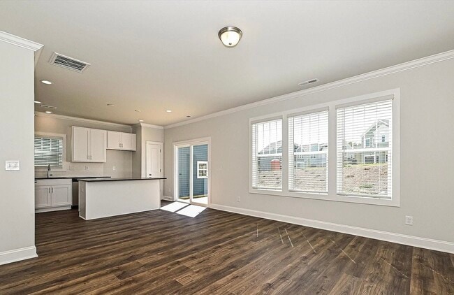 Building Photo - 512 Kingsway Cir