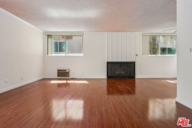 Building Photo - 530 S Barrington Ave