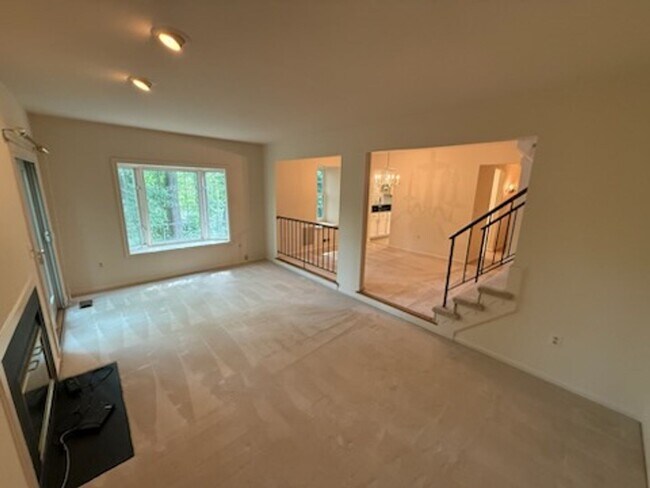 Building Photo - Updated 4BR Townhome!
