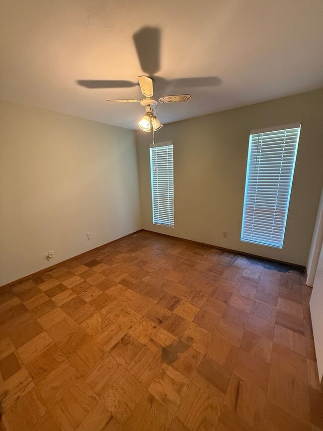 Building Photo - ** 3 bed 1.5 bath located in Southlawn ** Call 334-366-9198 to schedule a self showing