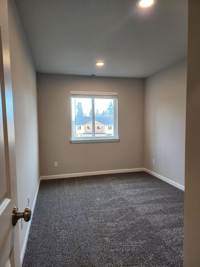 Building Photo - 15603 View Dr Ct SE