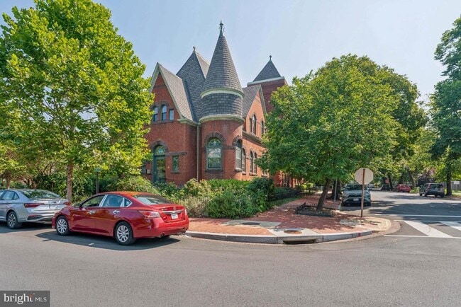 Building Photo - 902 D St SE