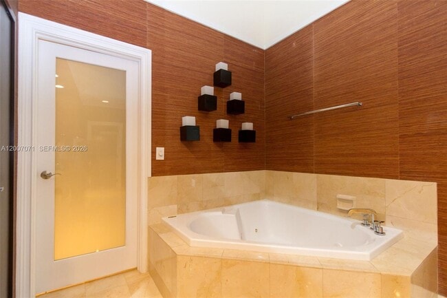 Building Photo - 888 Brickell Key Dr
