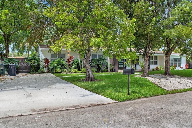 Building Photo - 6090 SW 63rd Ave