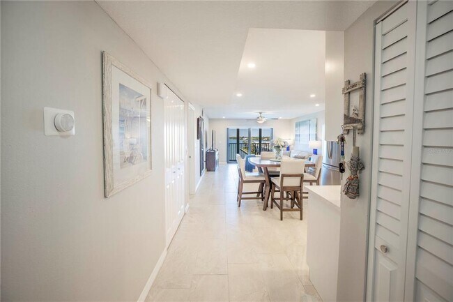 Building Photo - 7300 Sun Island Dr S