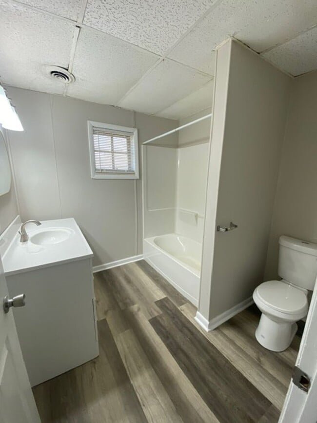 Building Photo - One bedroom one bath room apartment