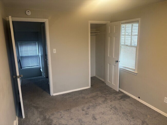 Building Photo - Move-In Ready 3BR Home w/ Fireplace, Garage & Basement – Cleveland