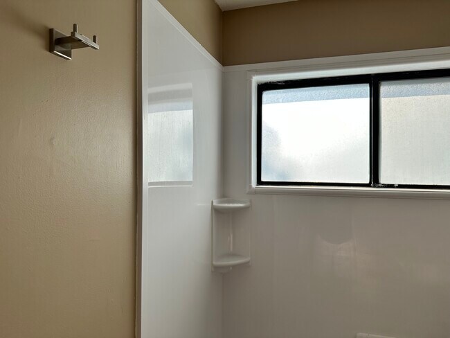 Building Photo - 2 Shrewsbury Green Dr