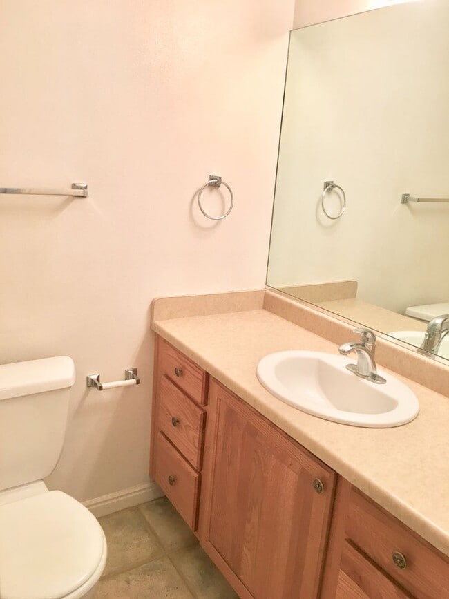 Building Photo - 3-BR Townhome in Hawk Hollow