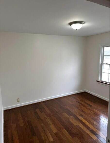 Building Photo - 327 Planett St