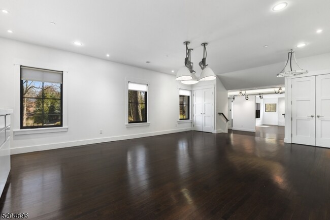 Building Photo - 60 Fernwood Rd