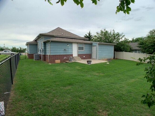 Building Photo - Edmond 3 bed 1 1/2 bath close to UCO