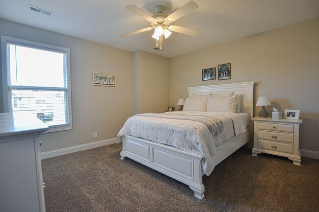 Building Photo - Pet Friendly Four Bedroom!