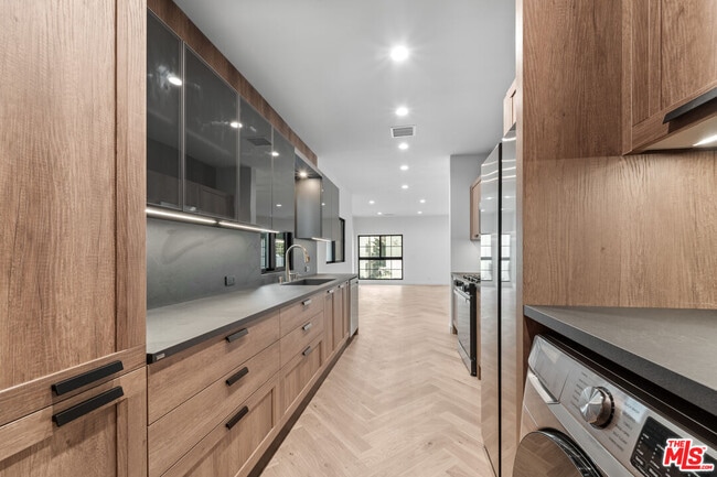 Building Photo - 162 N Almont Dr