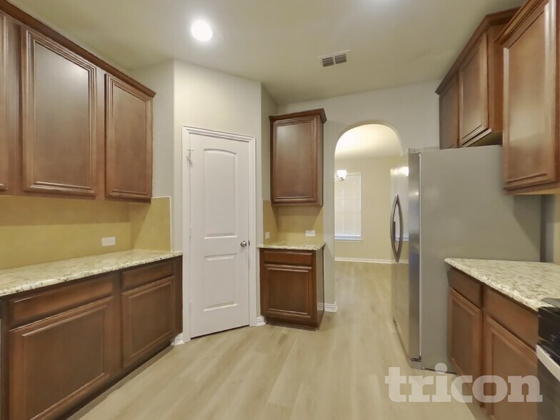 Building Photo - 8757 Royalwood Dr