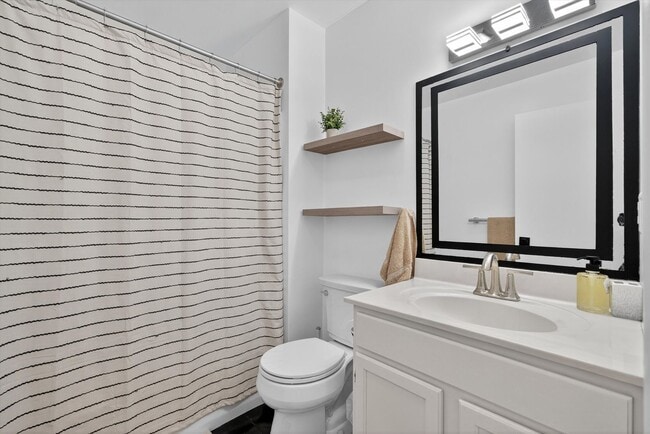 Building Photo - Gorgeous Newly Renovated 3 BR, 2.5 BA Town...