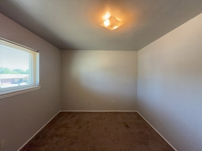 Building Photo - 603 Shelmar Dr