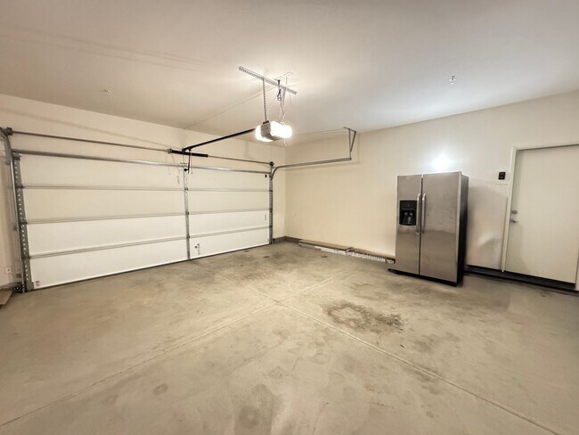 Building Photo - Beautiful 5Bd/3.5Ba Home in Cul-de-Sac in Riverside w/new Turf Back Yard and New Carpet!