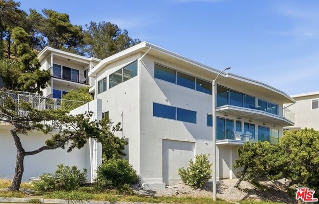 Building Photo - 18109 W Coastline Dr