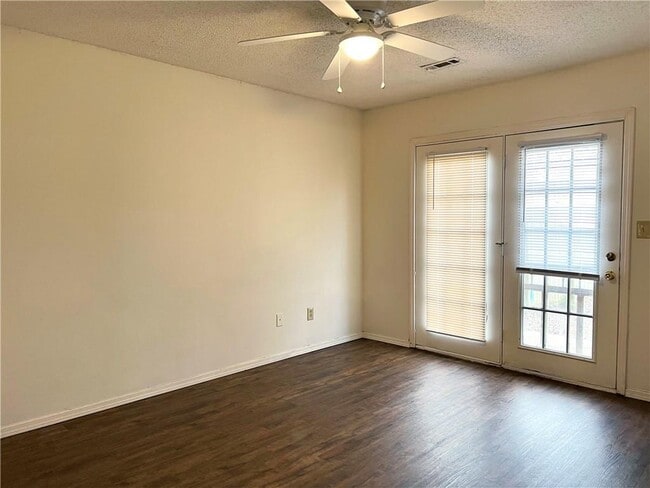 Building Photo - 5900 Samantha St