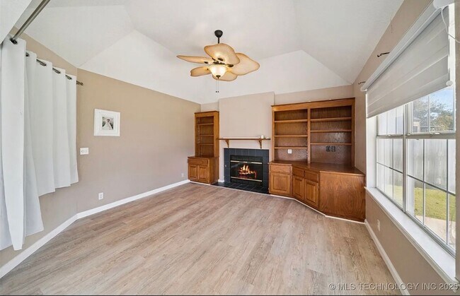 Building Photo - Located in a cul-de-sac, this 3 bedroom, 2 bath, 2 car garage home boasts over 2000 sq ft and a g...