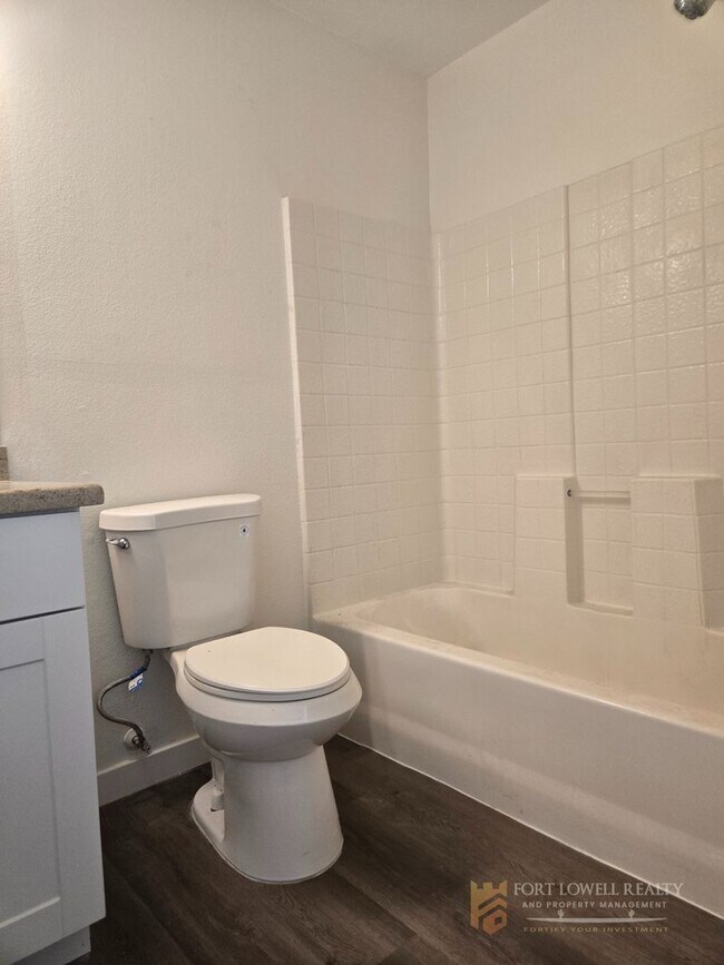 Building Photo - Fully remodeled, spacious 3 bed 2.5 bath, two-story home in Phoenix