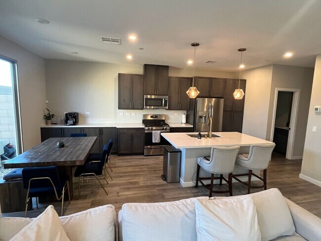 Building Photo - Beautiful 3 Bedroom Townhome in the Southw...
