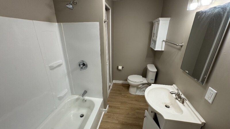 Building Photo - 404 W 5th St