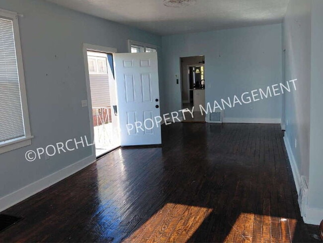 Building Photo - 606 Houston Ave