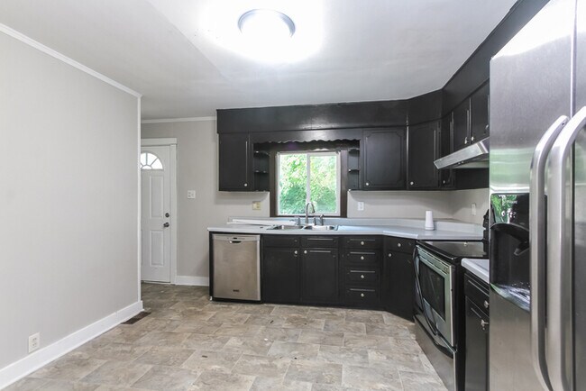Building Photo - Fantastic 3bd/2ba home! Coming soon!