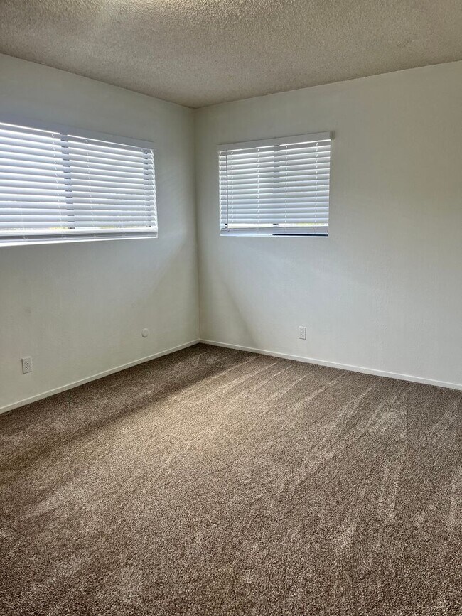 Building Photo - 2 bedroom, 1 bath condo with garage