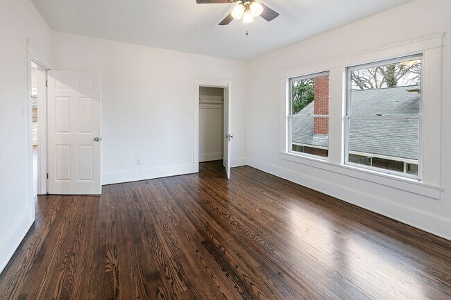 Building Photo - 104 E Glenwood Ave