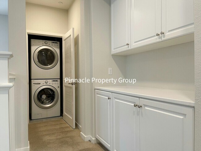 Building Photo - 1073 Foxglove Pl