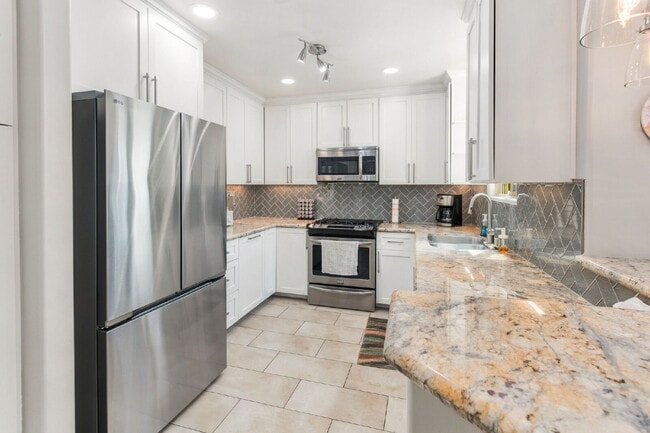 Building Photo - Your Furnished Coastal Escape Awaits!