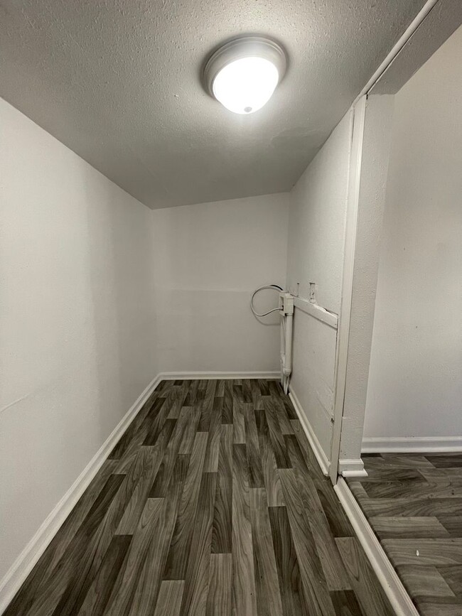 Building Photo - Recently Remodeled 2 bedroom 2 full bathro...